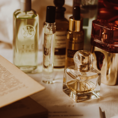 La Psychologie des Odeurs : Comment les Parfums Influencent Notre Humeur et Nos Souvenirs